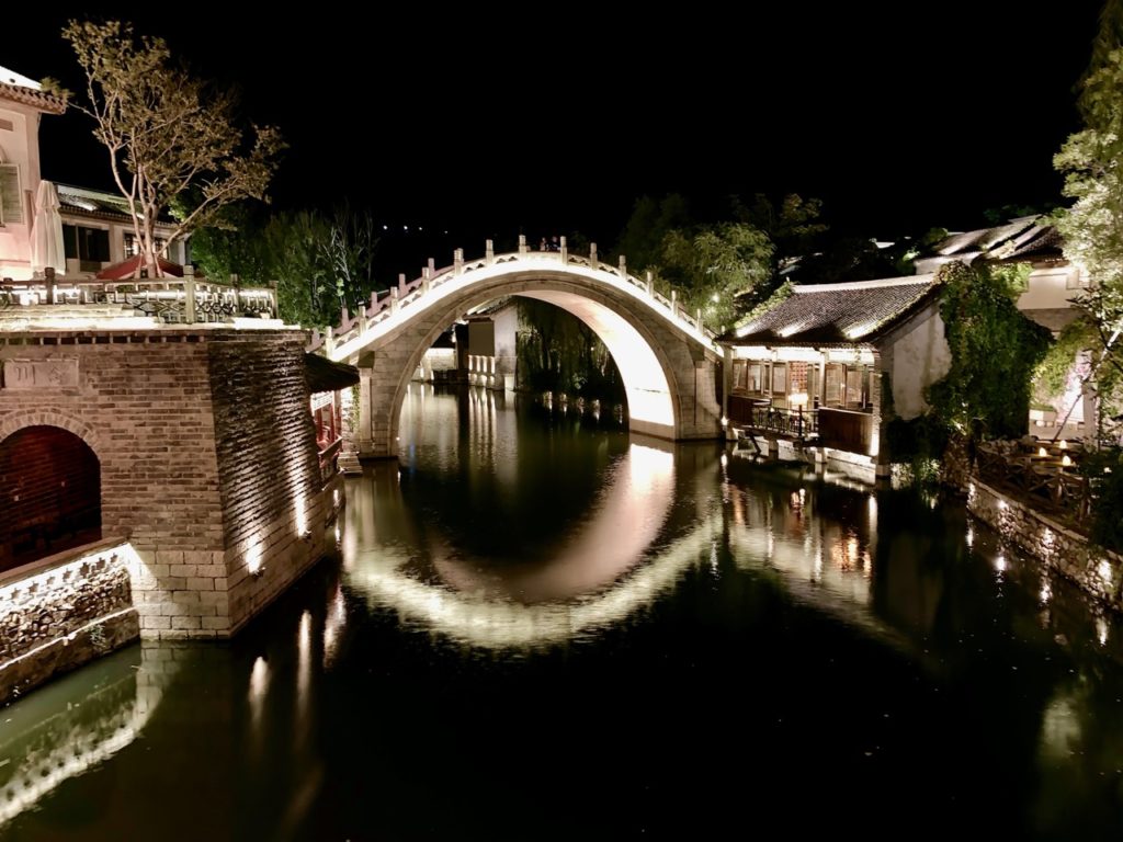 Gubei Water Town bei Nacht