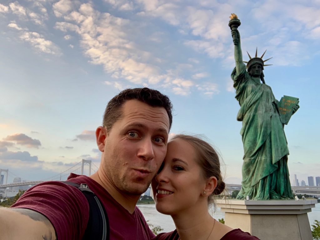 Mandy und Flo vor der Statue of Liberty