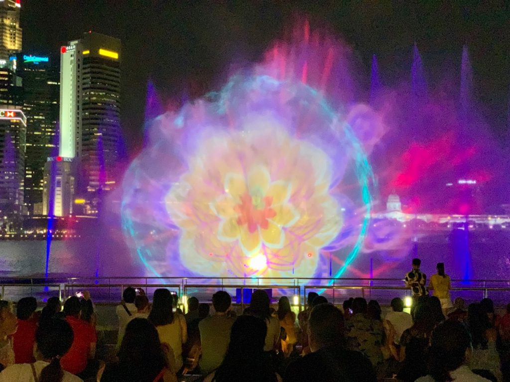 Show Spektrum- Blumenbild auf Wasserfontäne