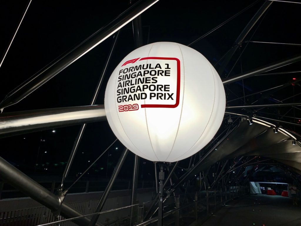 Ballon mit Werbung zur Formel 1