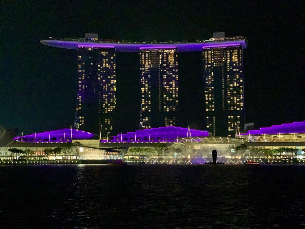 Blick auf das Marina Bay Sands Hotel bei Nacht